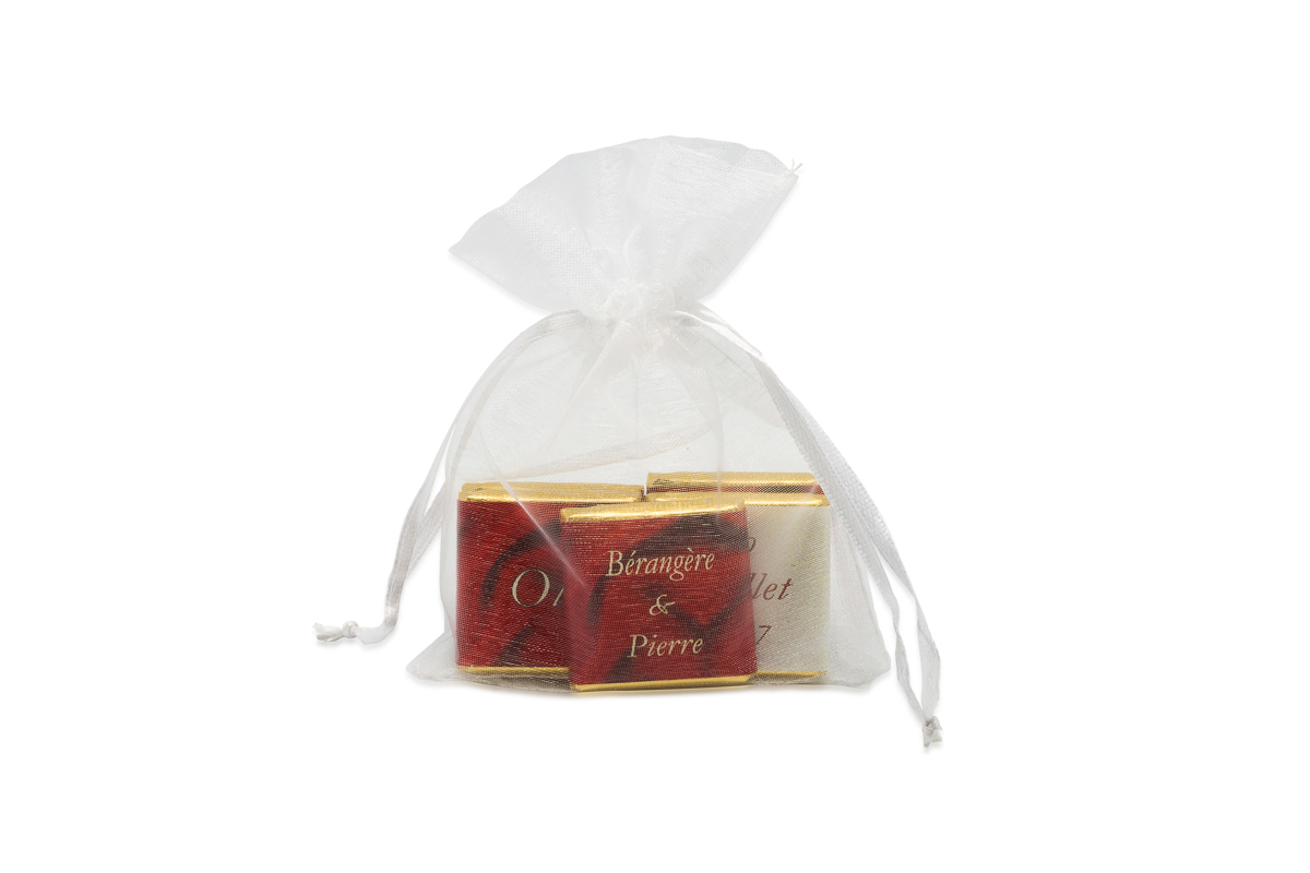 Sachet organza remplis de 5 chocolats personnalisés Thème ivoire et bordeaux